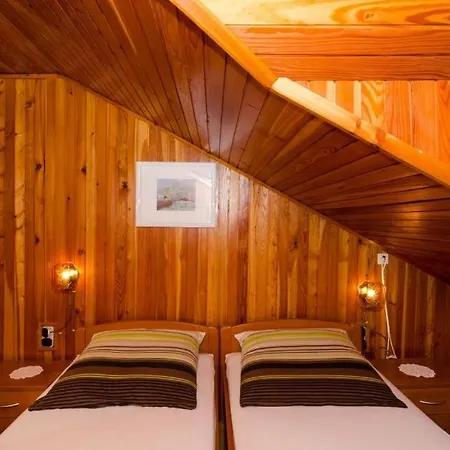 罗西奇旅馆 公寓 Mokošica